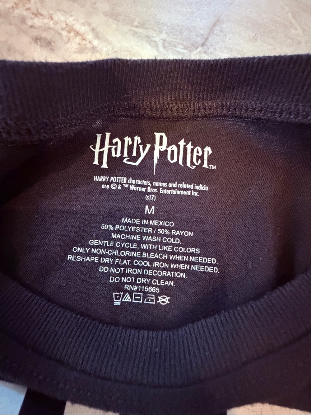 Harry Potter Hogwarts Crest Graphic Tee Medium Black Wizard Shirt - Picture 3 of 8